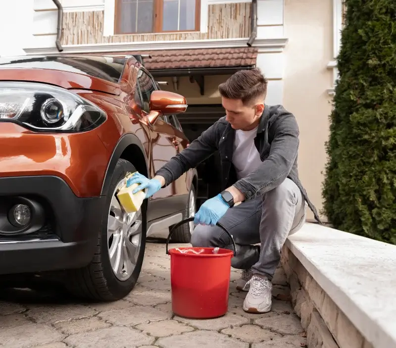 Lavage auto à domicile Ouagne : professionnel intervenant sur un véhicule